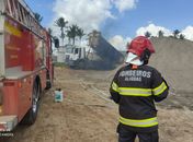Caminhão colide em poste da rede elétrica e provoca incêndio em condomínio no Agreste