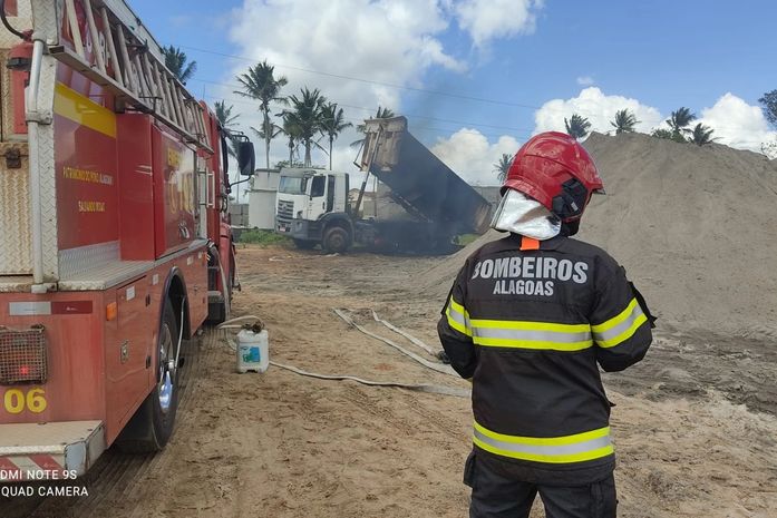 Caminhão colide em poste da rede elétrica e provoca incêndio em condomínio no Agreste