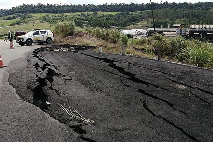 Chuvas voltam a danificar trecho da AL-220 entre São Miguel dos Campos e Campo Alegre