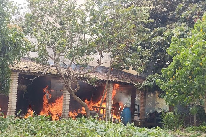 Incêndio destrói casa na zona rural de Limoeiro de Anadia