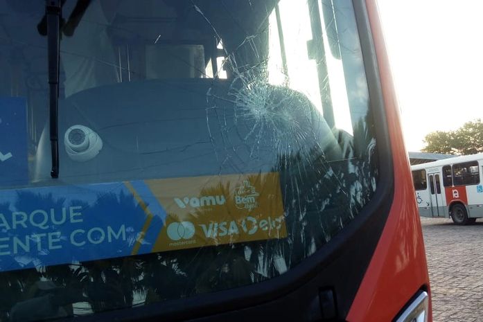 Homem é flagrado jogando pedras em ônibus e é encaminhado ao Portugal Ramalho por agentes