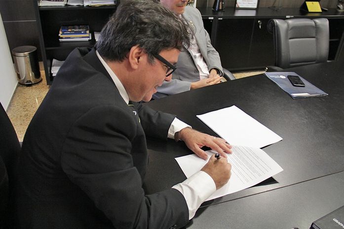 Tutmés Airan assina edital