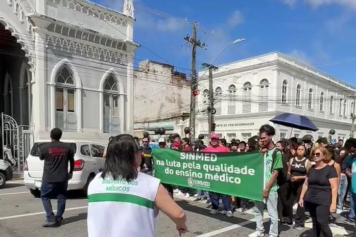 Estudantes e professores da Uncisal protestam em frente ao Palácio