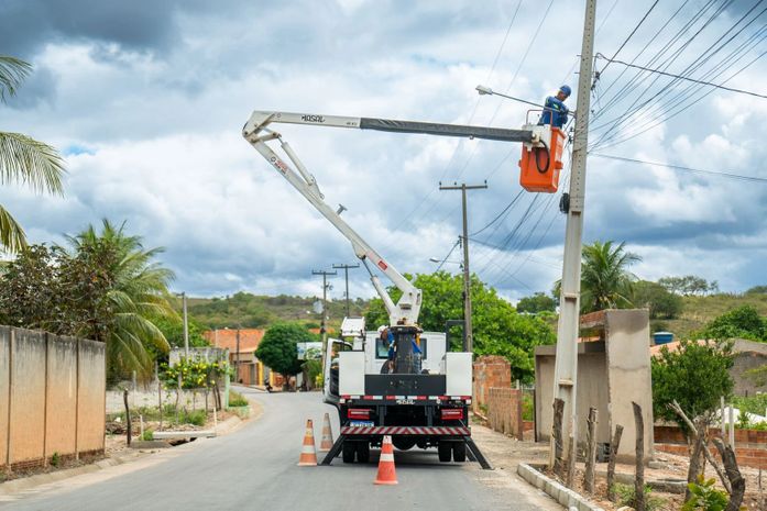 Prefeitura de Traipu realiza troca de lâmpadas comuns por LED no Povoado Olho D’Água do Campo