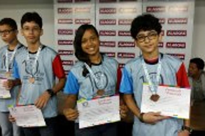 Estudantes medalhistas na 10ª Olimpíada Brasileira de Matemática recebem premiação