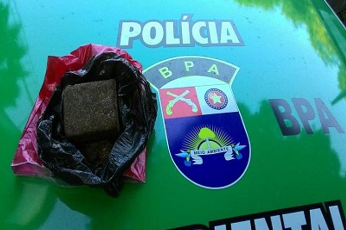 Droga foi apreendida com a dupla