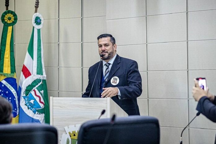 Leonardo Dias apresenta lei que multa para quem consumir maconha em espaços públicos
