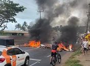 Vídeos: Moradores de Riacho Doce bloqueiam a AL-101 em protesto contra a falta de energia