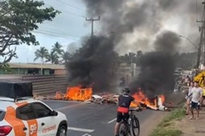 Vídeos: Moradores de Riacho Doce bloqueiam a AL-101 em protesto contra a falta de energia