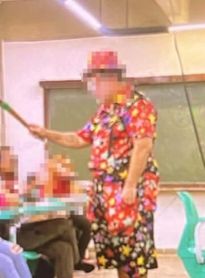 Homem fantasiado de palhaço é investigado por importunação sexual após invadir salas de aula na Ufal