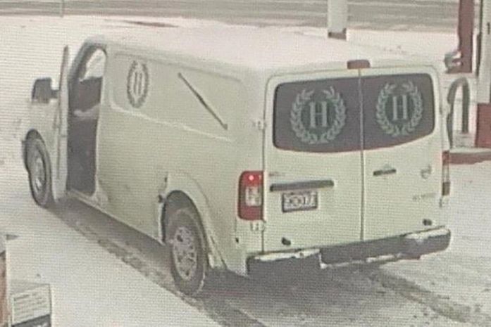 Carro funerário é roubado com corpo dentro em posto de gasolina