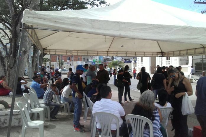 População protesta no TJ e pede saída do prefeito da Barra de Santo Antônio