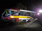 Ônibus do acidente que matou 20 pessoas na Serra da Barriga é retirado após oito meses