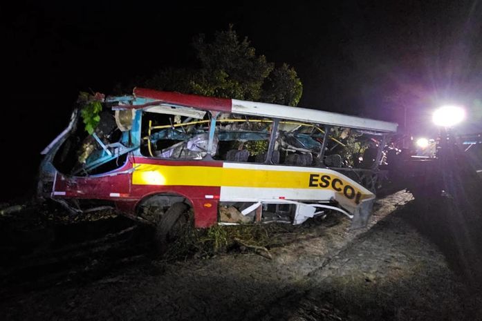 Ônibus do acidente que matou 20 pessoas na Serra da Barriga é retirado após oito meses