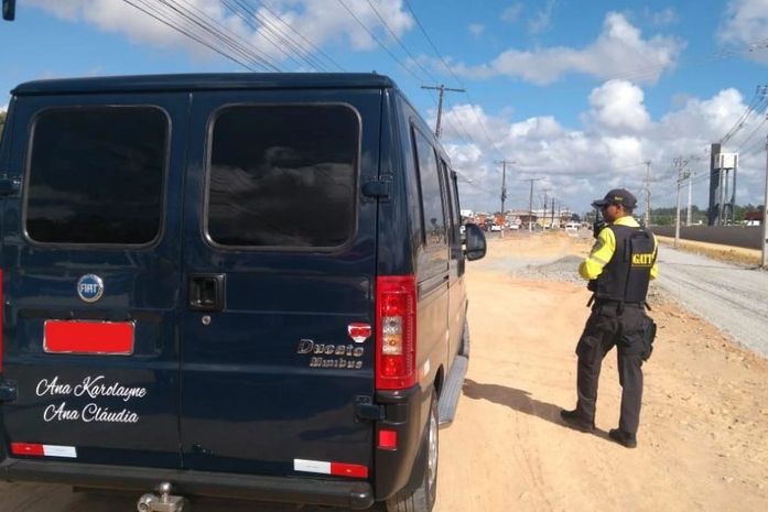 Durante operação, SMTT autua e remove veículos irregulares em Maceió