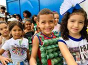 Estudantes de escola municipal realizam desfile de moda sustentável