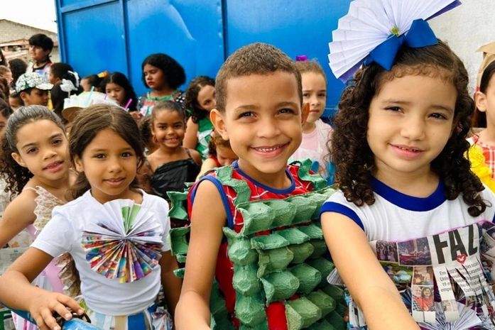 Estudantes de escola municipal realizam desfile de moda sustentável