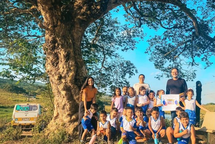 Crianças da rede municipal aprendem sobre a história de Arapiraca à sombra da árvore centenária

