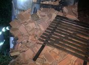 Caminhão com carga de tijolos tomba e deixa duas pessoas feridas na BR-423