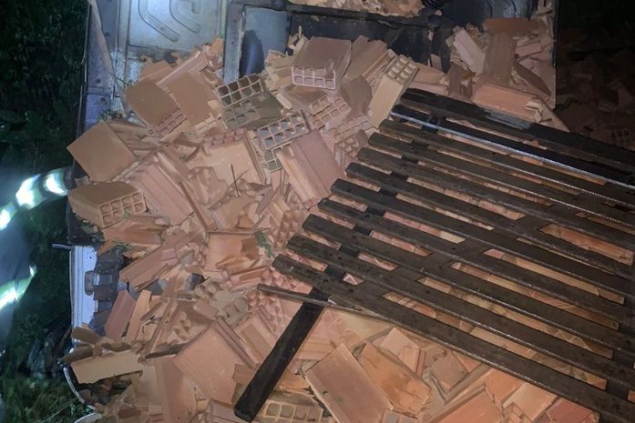 Caminhão com carga de tijolos tomba e deixa duas pessoas feridas na BR-423