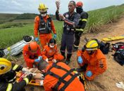 Mulher fica gravemente ferida após carro capotar e cair em ribanceira no interior de Alagoas