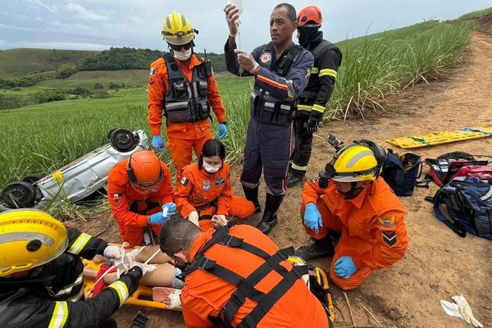 Mulher fica gravemente ferida após carro capotar e cair em ribanceira no interior de Alagoas