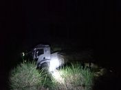 Veículo saiu da pista e tombou em uma ribanceira às margens da via.