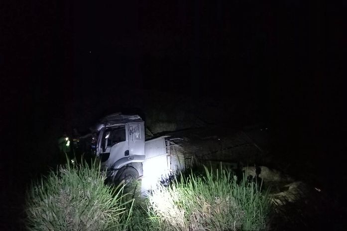Veículo saiu da pista e tombou em uma ribanceira às margens da via.