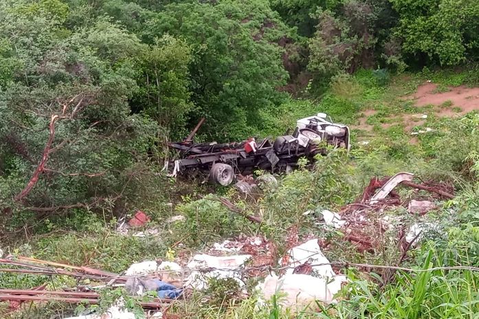 Carreta com carga de ração tomba e motorista morre na AL-115