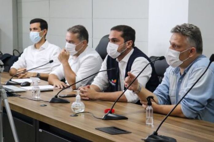 Após coletiva, prefeitos se reúnem com governador para discutir cenário da pandemia