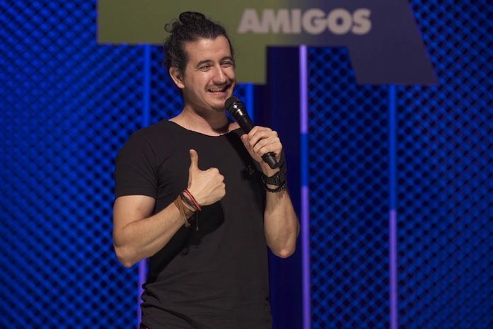 Afonso Padilha apresenta stand-up comedy em Maceió