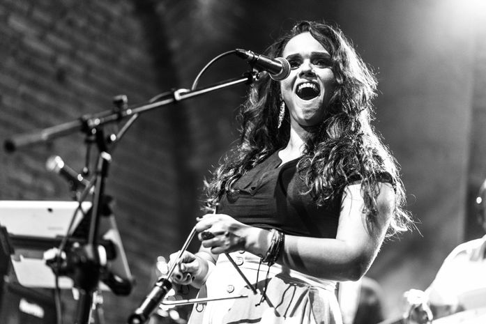 Roda de Forró: Fernanda Guimarães se apresenta na Toca do Calango com show “Pés em Casa”