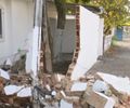 Idoso perde controle de carro e colide com poste e muro na Gruta, em Maceió