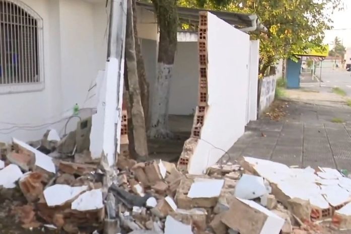 Idoso perde controle de carro e colide com poste e muro na Gruta, em Maceió