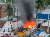 Fogo atingiu três barracas.