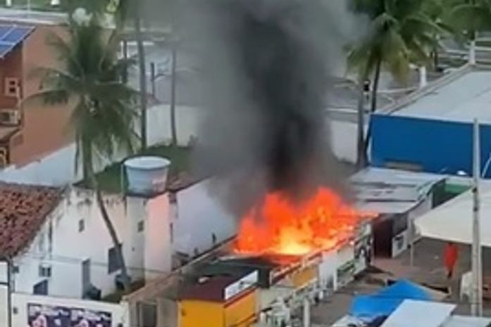 Fogo atingiu três barracas.