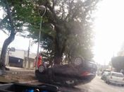 Veículo capotou na Amélia Rosa