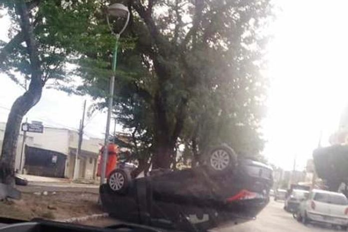 Veículo capotou na Amélia Rosa