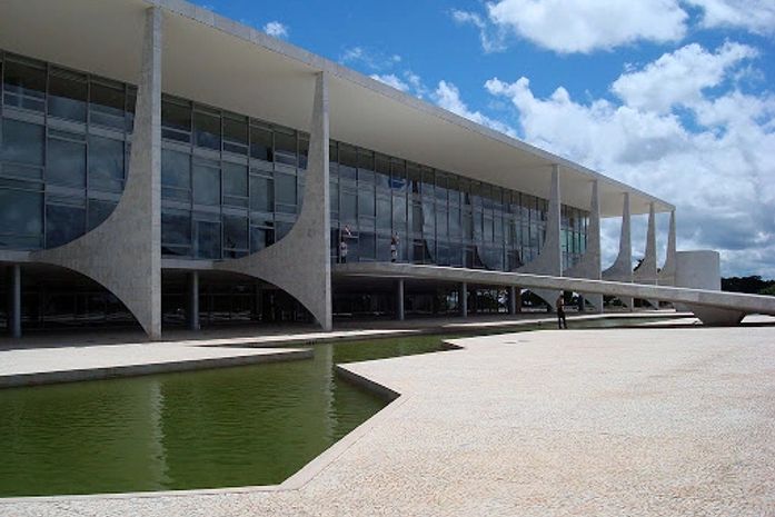 O vírus complica, piora, mas a crise da economia é anterior a ele e o foco de contaminação é o Planalto Central.