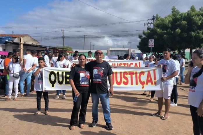 Familiares e amigos de Gabriel Lincoln vão às ruas de Palmeira dos Índios pedir justiça