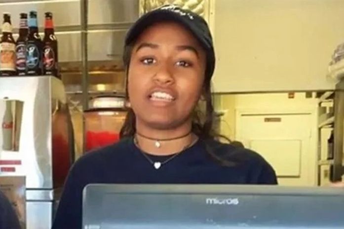 Aos 15 anos,Sasha Obama, filha do ex-presidente, tem emprego nas férias como garçonete em restaurante.