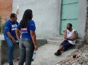 As equipes são compostas por assistentes sociais e psicólogos, que têm a missão de convencer e sensibilizar dependentes químicos ao acolhimento.