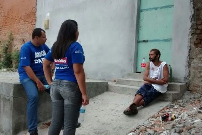 As equipes são compostas por assistentes sociais e psicólogos, que têm a missão de convencer e sensibilizar dependentes químicos ao acolhimento.