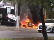 Vídeo: Bombeiros são acionados conter incêndio em veículo Avenida Fernandes Lima