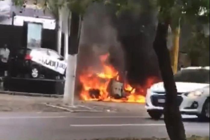 Vídeo: Bombeiros são acionados conter incêndio em veículo Avenida Fernandes Lima