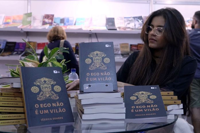 Livraria Novo Jardim recebe psicanalista e escritora alagoana para sessão de autógrafos