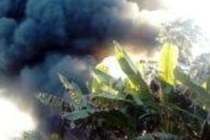 Incêndio assustou moradores de casas próximas ao local.