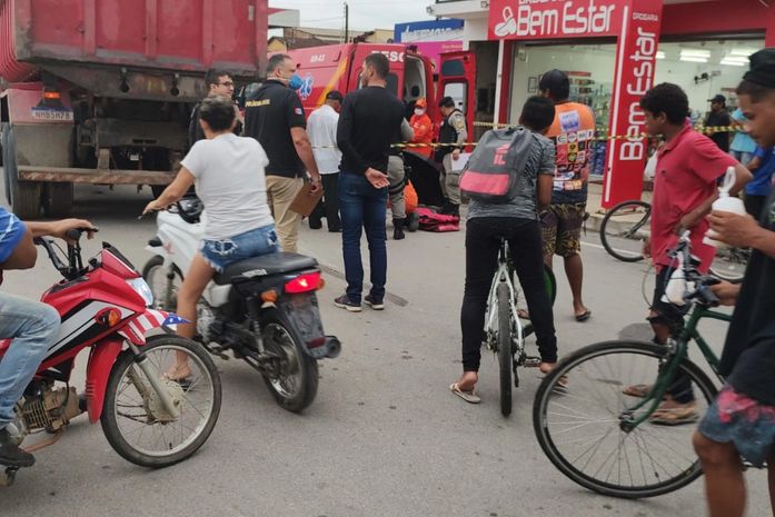 Motociclista tem a perna dilacerada em acidente com caminhão em Murici