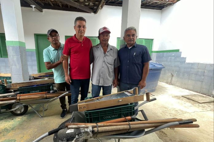 Agricultura de Branquinha entrega 200 kits de ferramentas para produtores