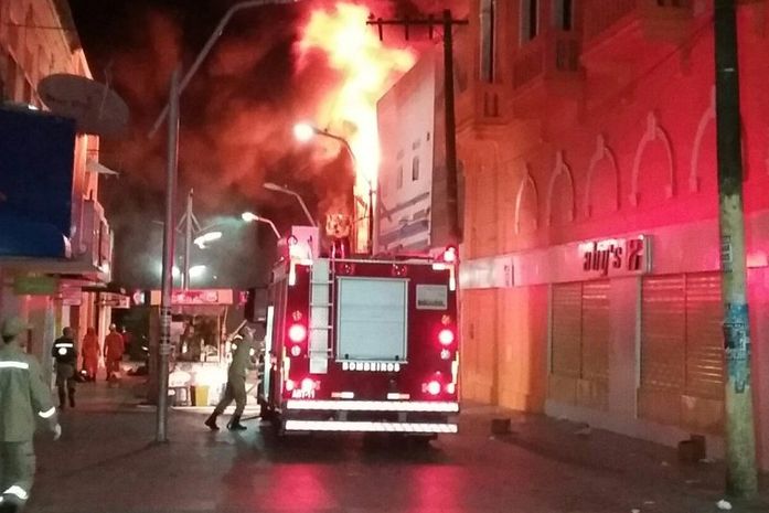 Fogo atingiu lojas no Centro de Maceió